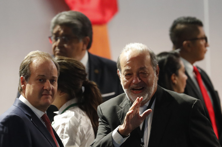 Carlos Slim saludando a la derecha de la imagen / Gtres