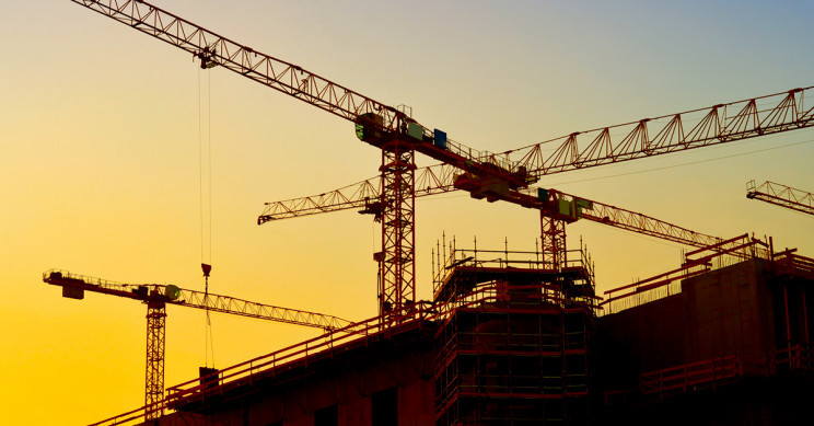 Grúas en una construcción.