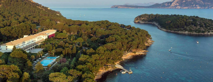 Vistas panorámicas del hotel y el mar en Mallorca / Hotel Formentor