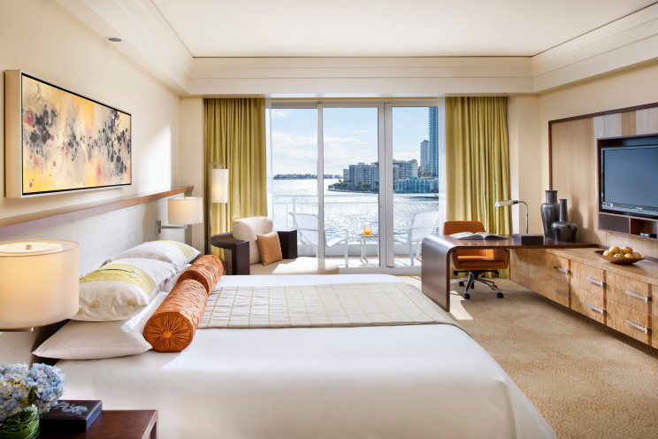Una de las suites con vistas a la bahía / Hotel Mandarin Oriental