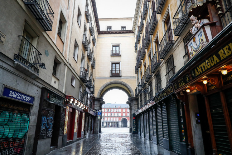 Locales cerradas en una de las calles que desembocan en la Plaza Mayor de Madrid / Gtres