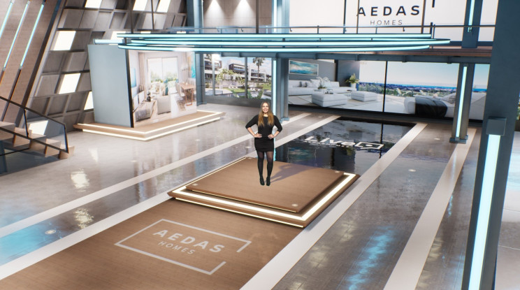 Presentadora de Aedas 'Live' en el plató de televisión.