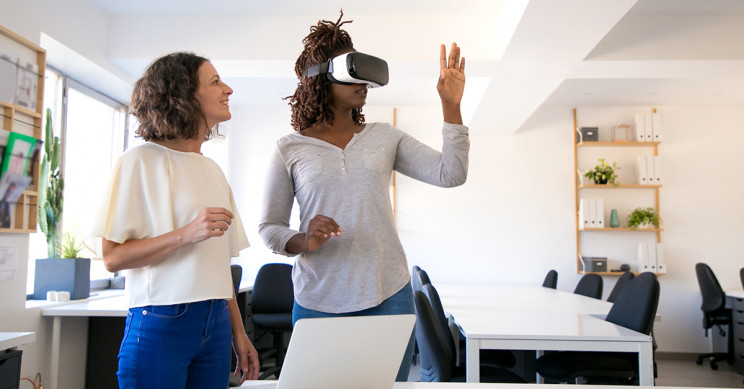 Visita virtual de una casa con las gafas de realidad virtual / freepik