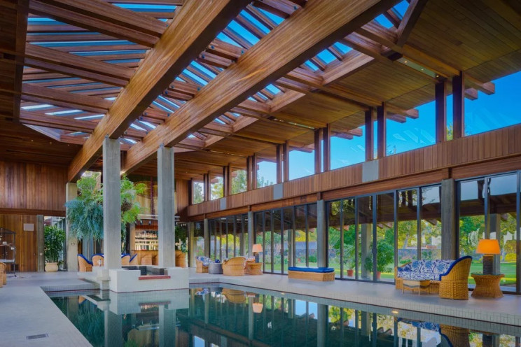 Piscina interior / Austin Ashline/Willis Allen Real Estate