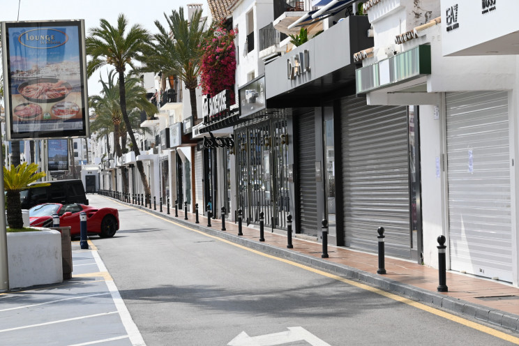 Locales cerrados en una calle de Marbella, Málaga / Gtres