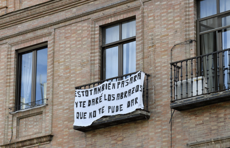 Cartel en una vivienda en pleno estado de alarma por el covid-19 / Gtres
