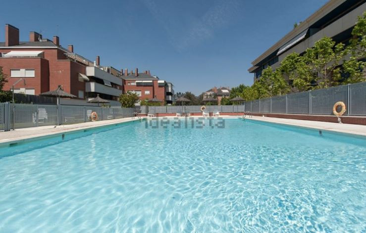 Urbanización con piscina