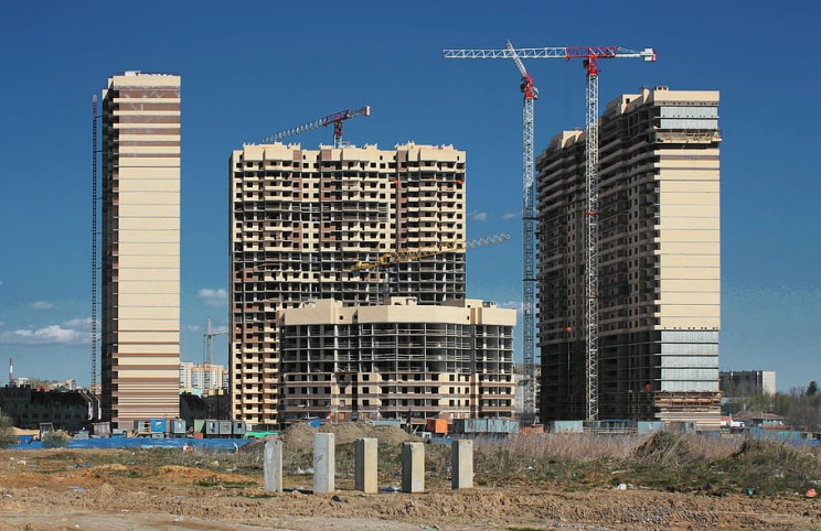 Imagen de una promoción de viviendas en construcción / pxfuel.com