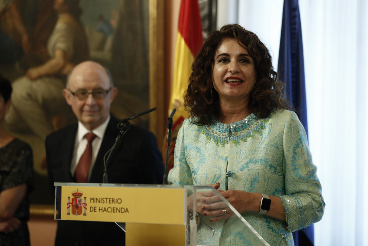 La actual ministra de Hacienda, María Jesús Montero, con el ex ministro Cristóbal Montoro / Gtres