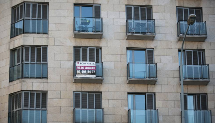 Cartel piso de alquiler en Barcelona