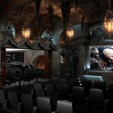 Las ideas más extravagantes para hacer un cine en casa: de la cueva de batman a una villa francesa (fotos y vídeos)