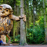 El artista urbano que llena las ciudades de gigantes de madera reciclada