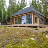Una casa pirámide de madera en los bosques de Finlandia