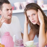 Guía práctica para sobrevivir con tu pareja en un piso pequeño (y seguir juntos)