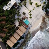Las habitaciones de este hotel están en plena selva y su piscina, en el mar Caribe