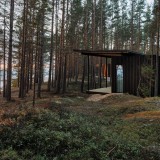 15 cabañas prefabricadas de diseño rodeadas de pinos y un gran lago con playa