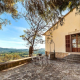 A la venta una finca señorial en Mallorca que incluye varias casas, capilla, bodega y un monte privado