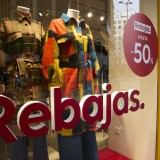 Cartel de rebajas en un escaparate en una calle comercial del centro de Madrid
