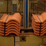 De la fábrica a tu casa: así se hacen las tejas que permiten ahorrar energía en el hogar