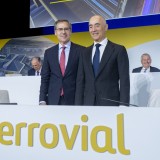 El consejero delegado de Ferrovial, Ignacio Madridejos (i) y el presidente de Ferrovial, Rafael del Pino (d), antes de comenzar la Junta General Ordinaria de Accionistas de Ferrovial, en el auditorio ONCE, a 13 de abril de 2023, en Madrid