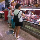 Gente comprando en un mercado