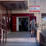 Archivo - Una mujer en la puerta de una oficina de empleo