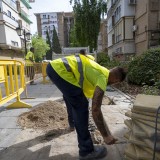 Archivo - Un albañil trabaja en el nuevo servicio municipal de mantenimiento de acerados de Mairena del Aljarafe.
