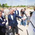 El presidente del PP, Alberto Núñez Feijóo (i), acompañado por el alcalde de Sevilla, José Luis Sanz (d), supervisa unas viviendas de promoción oficial en Sevilla. A 26 de mayo de 2026 en Sevilla (Andalucía, España).