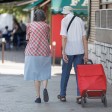 Archivo - Una pareja mayor caminan con un carro de la compra.