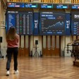 (Foto de ARCHIVO) Paneles informativos en el Palacio de la Bolsa de Madrid, a 11 de mayo de 2026, en Madrid (España).
