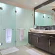 Baño con mampara ahumada y espejo grande