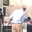 Archivo - Hombre repostando combustible.