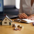 Archivo - La hipoteca fija supone el 63,95% de las nuevas firmas y gana casi 15 puntos desde 202, según Pisos.Com.
