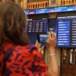 Archivo - Una persona fotografía paneles del Ibex 35 en el Palacio de la Bolsa, a 22 de septiembre de 2023, en Madrid (España). 