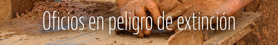 Oficios en peligro de extinción - <p>&iquest;Por qué una serie de reportajes sobre oficios artesanos relacionados con la construcción, la arquitectura y la decoración? No solo porque algunos de ellos estén en vías de extinción, sino, sobre todo, porque a veces hay que escapar del mundanal ruido. Parar, huir del clickbait y de titulares virales y deleitarse con historias bonitas. Con detalles simples. Con el trabajo bien hecho. Con profesionales cuyas aspiraciones no son las ventas y la rentabilidad, sino saber que ese estuco, ese artesonado de madera o aquella vidriera están perfectos. &nbsp;Por todo eso y por estos artesanos, que no saben de ritmos vertiginosos ni tampoco quieren saber, lanzamos esta serie de reportajes.</p> Oficios en peligro de extinción - <p>&iquest;Por qué una serie de reportajes sobre oficios artesanos relacionados con la construcción, la arquitectura y la decoración? No solo porque algunos de ellos estén en vías de extinción, sino, sobre todo, porque a veces hay que escapar del mundanal ruido. Parar, huir del clickbait y de titulares virales y deleitarse con historias bonitas. Con detalles simples. Con el trabajo bien hecho. Con profesionales cuyas aspiraciones no son las ventas y la rentabilidad, sino saber que ese estuco, ese artesonado de madera o aquella vidriera están perfectos. &nbsp;Por todo eso y por estos artesanos, que no saben de ritmos vertiginosos ni tampoco quieren saber, lanzamos esta serie de reportajes.</p>